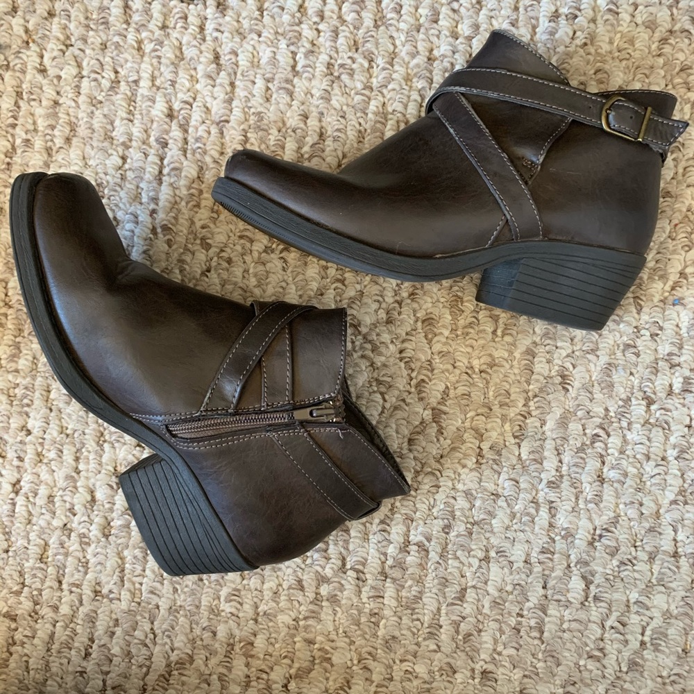 •• Heeled Dark brown booties••